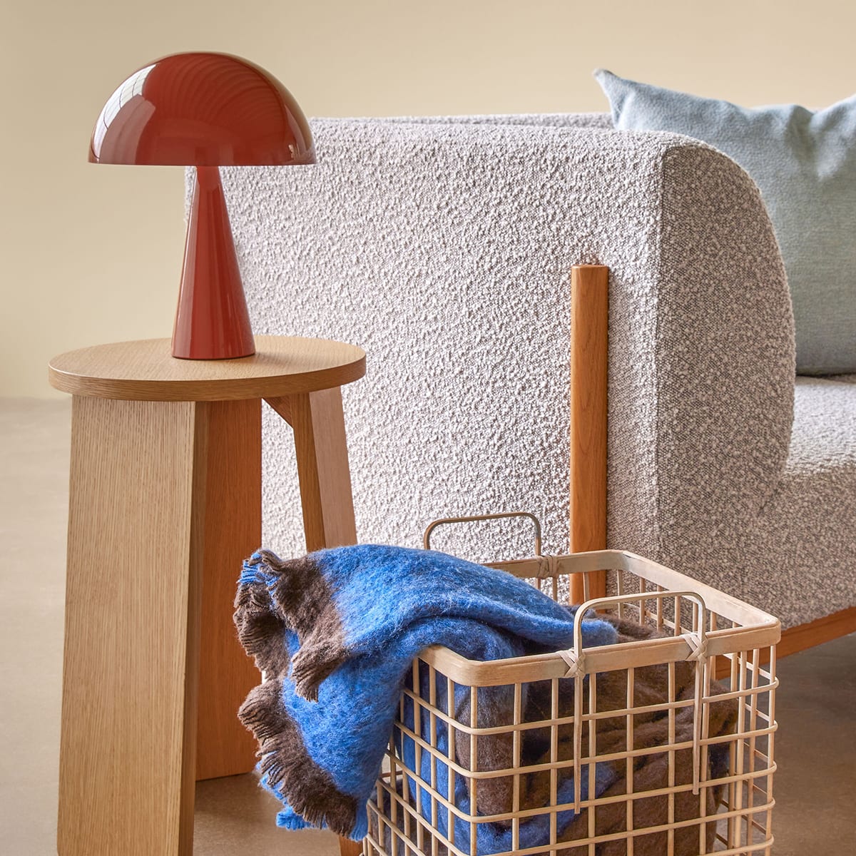 lampe de table fer marron tabouret bois canape gris