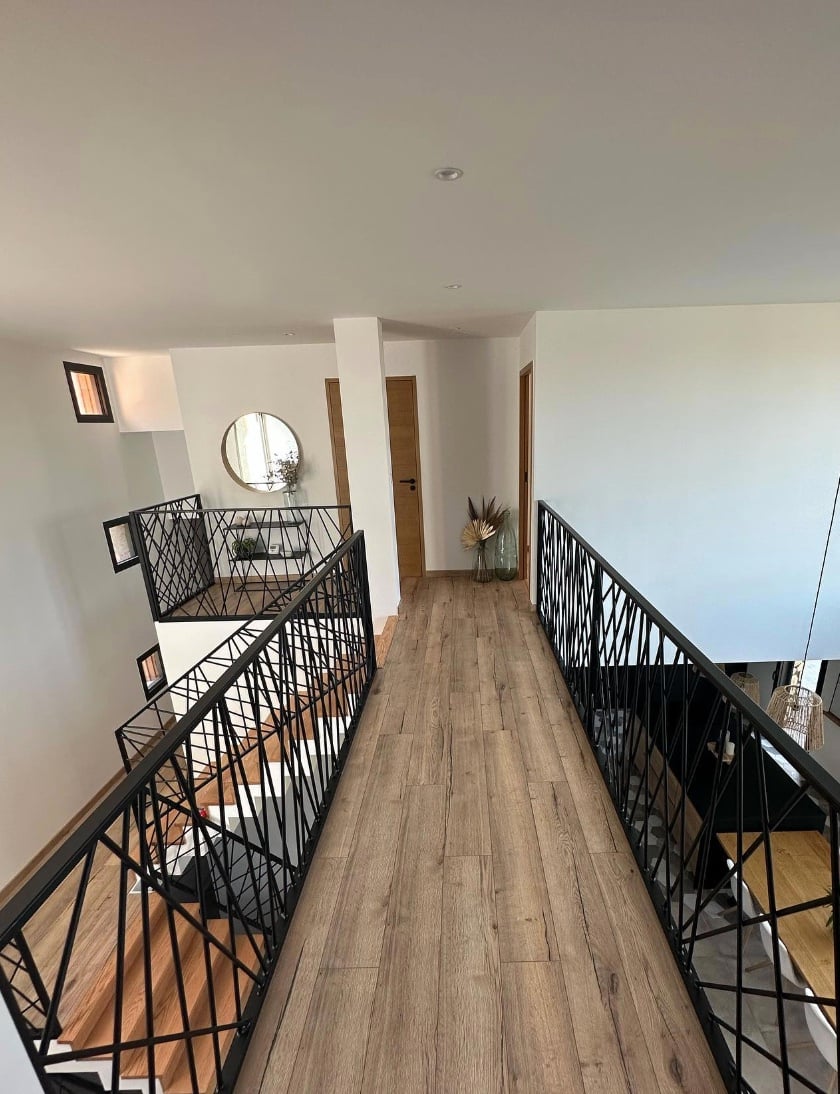 mezzanine couloir parquet bois lame cloison metal noir