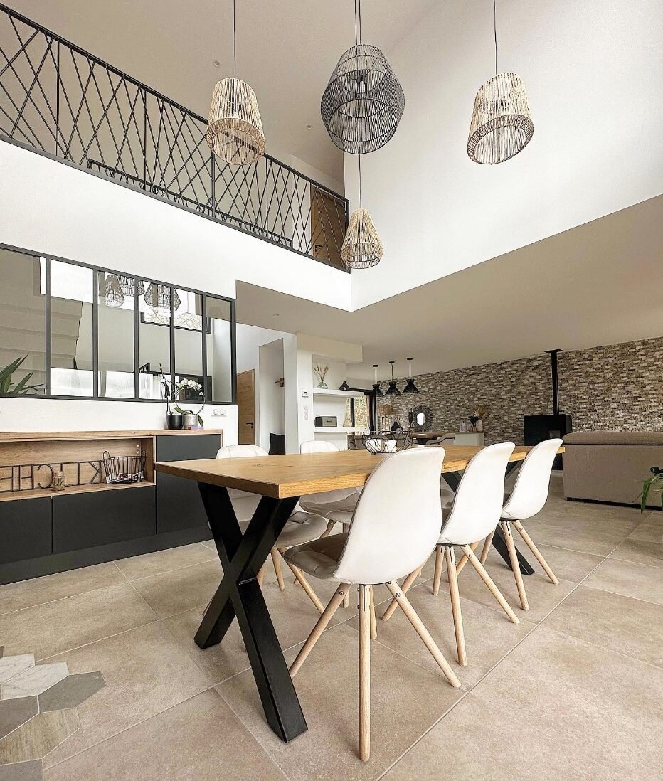 maison_enfolie salle a manger table bois rectangle suspension fibre naturelle