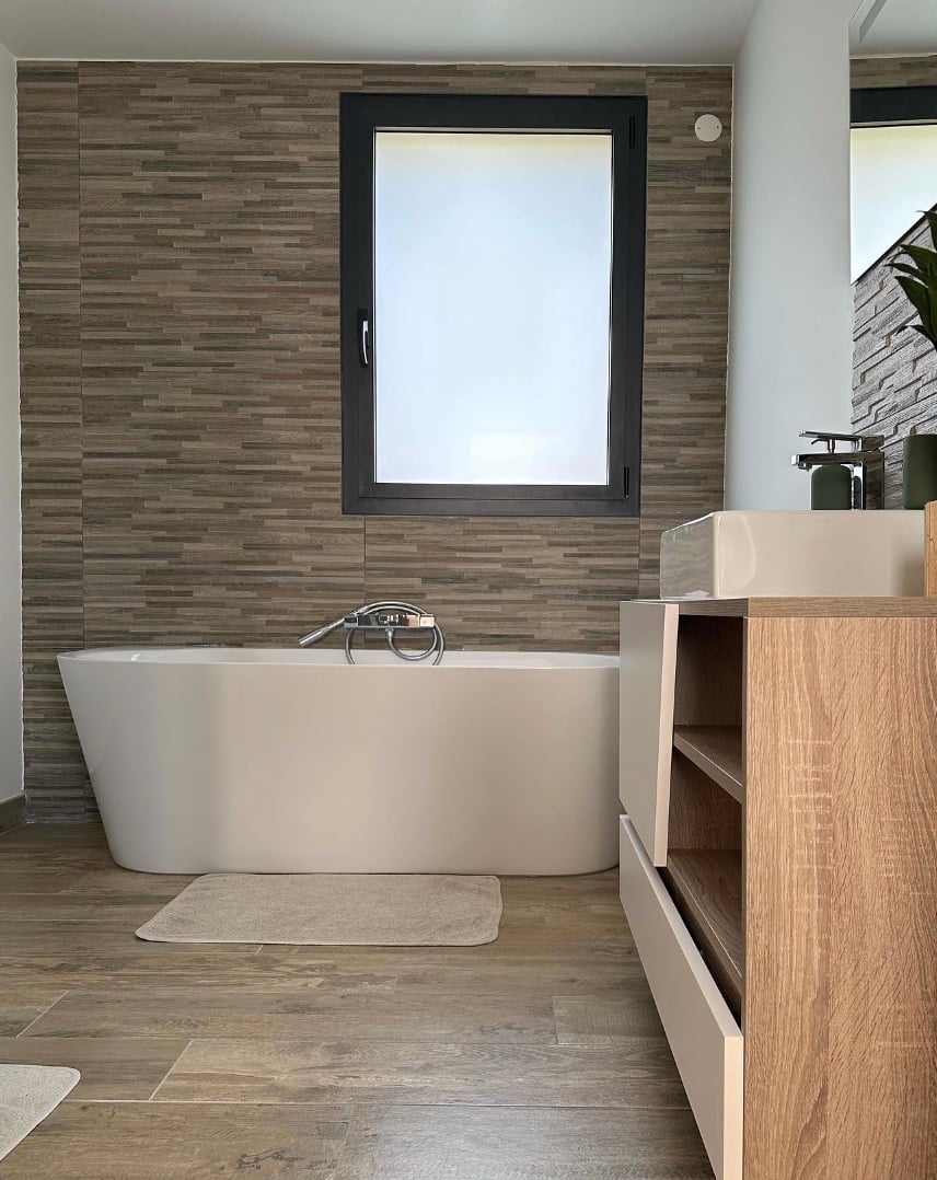 salle de bain baignoire blanche deco lumineuse