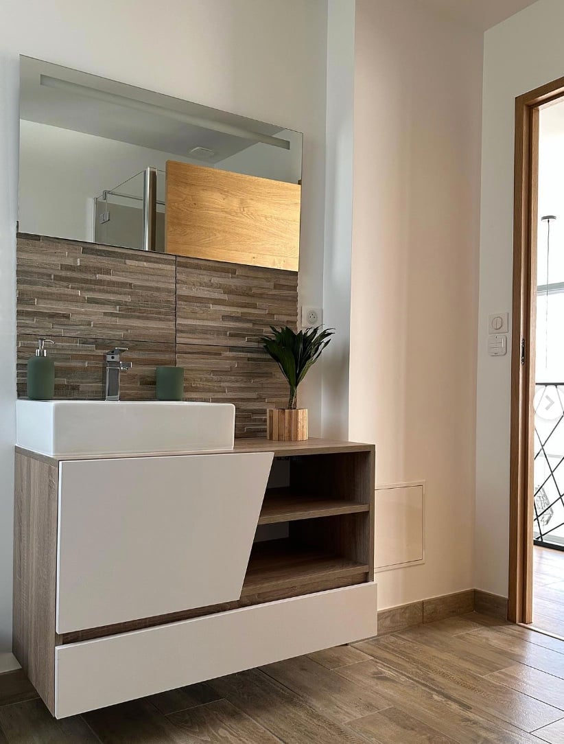 salle de bain commode blanche parquet bois deco lumineuse