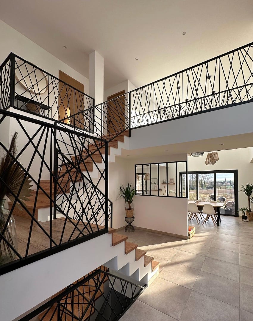 sejour interieur hall d'entree escalier bois fer noir