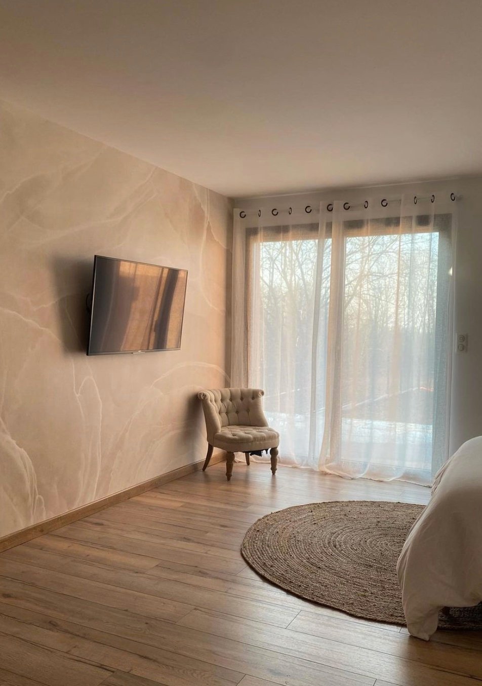 suite parentale epuree minimaliste tapis rond rotin