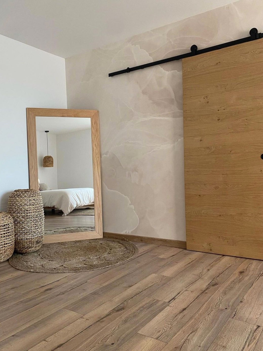 suite parentale tapis rond rotin miroir bois