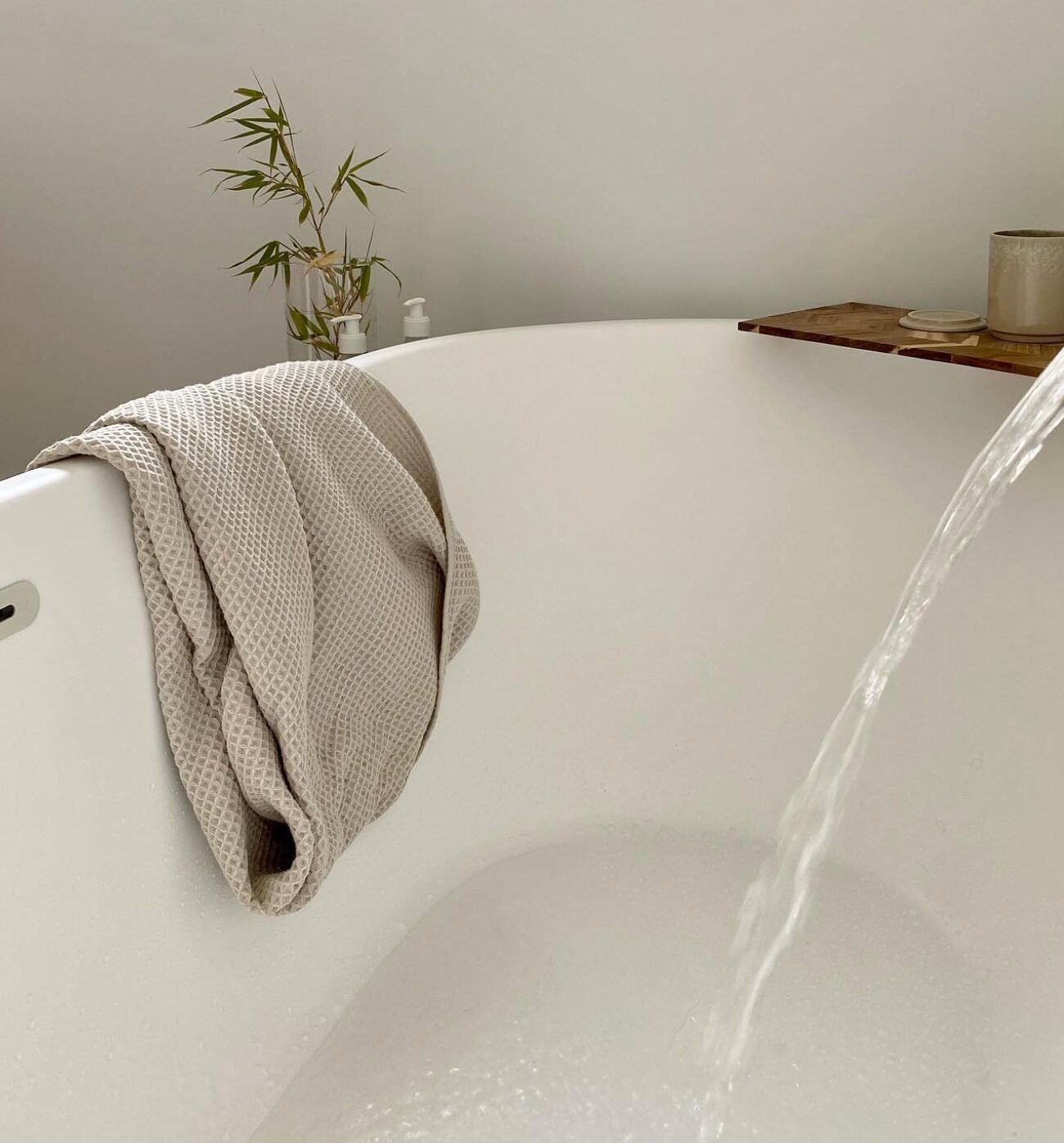 baignoire arrondie blanc serviette bain beige