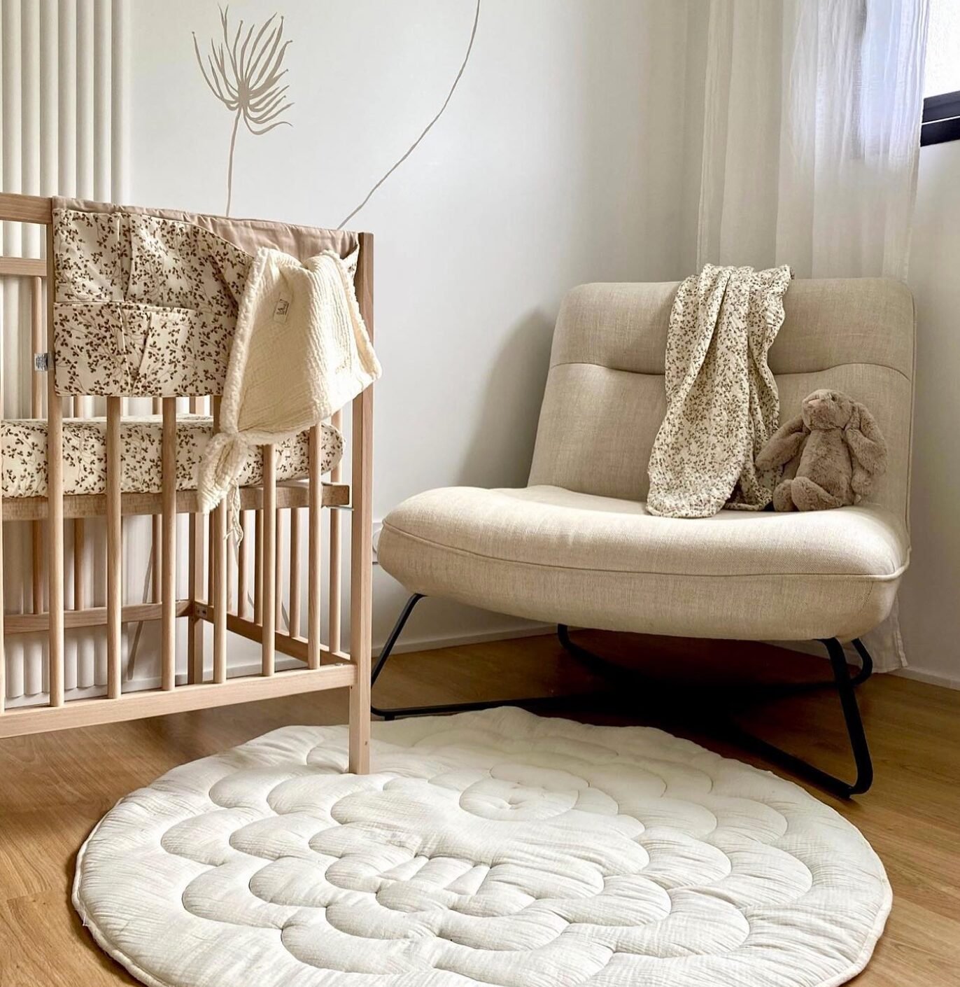 chambre enfant tapis rond nuage papier peint sticker plante marron taupe