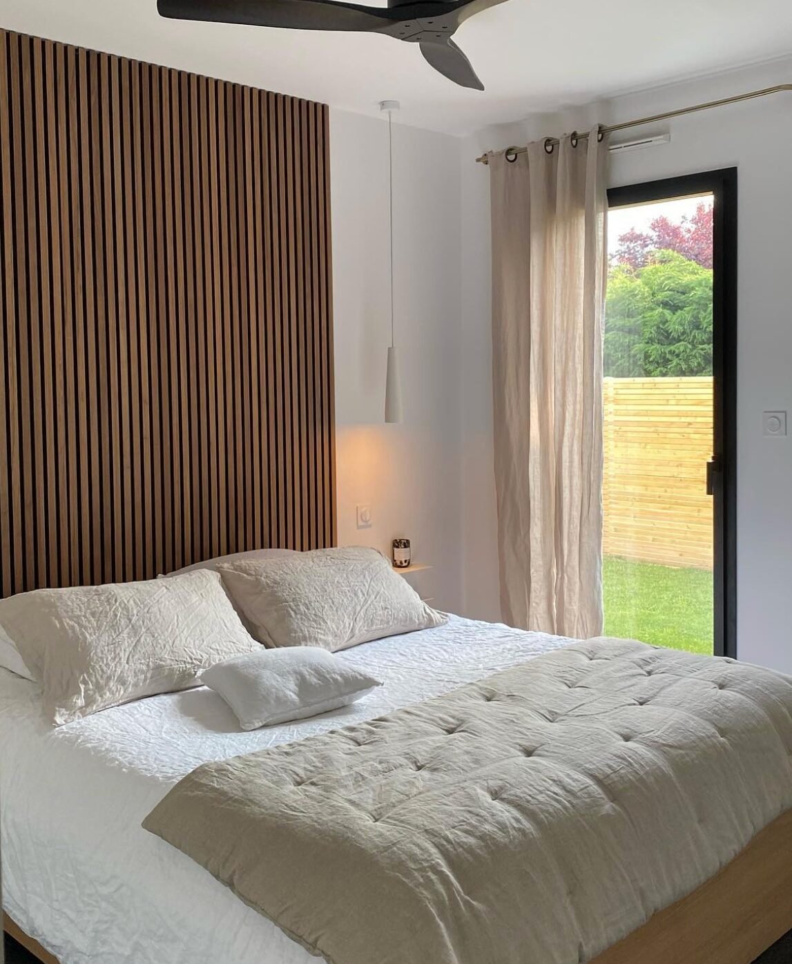 chambre parentale epuree tete de lit bois lit double draps lin