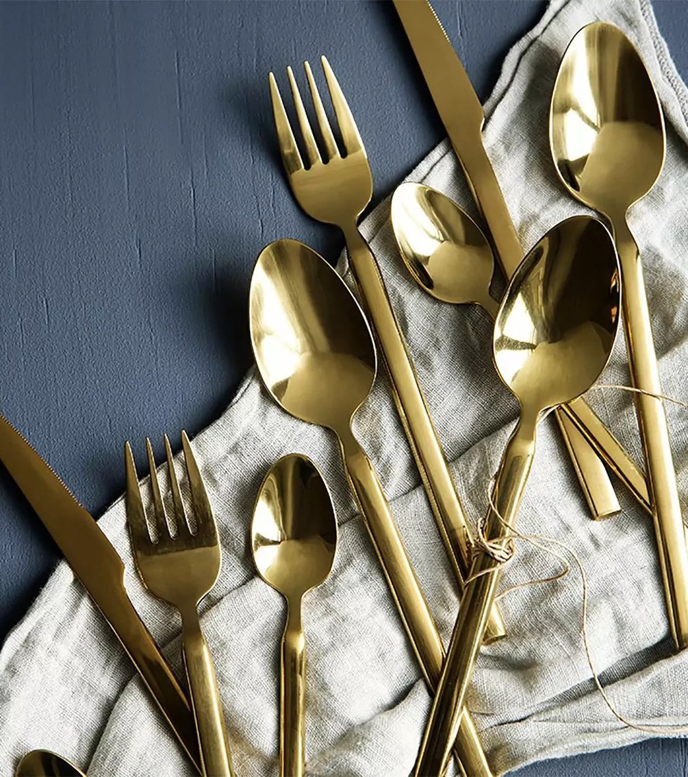 couvert dore laiton serviette lin beige