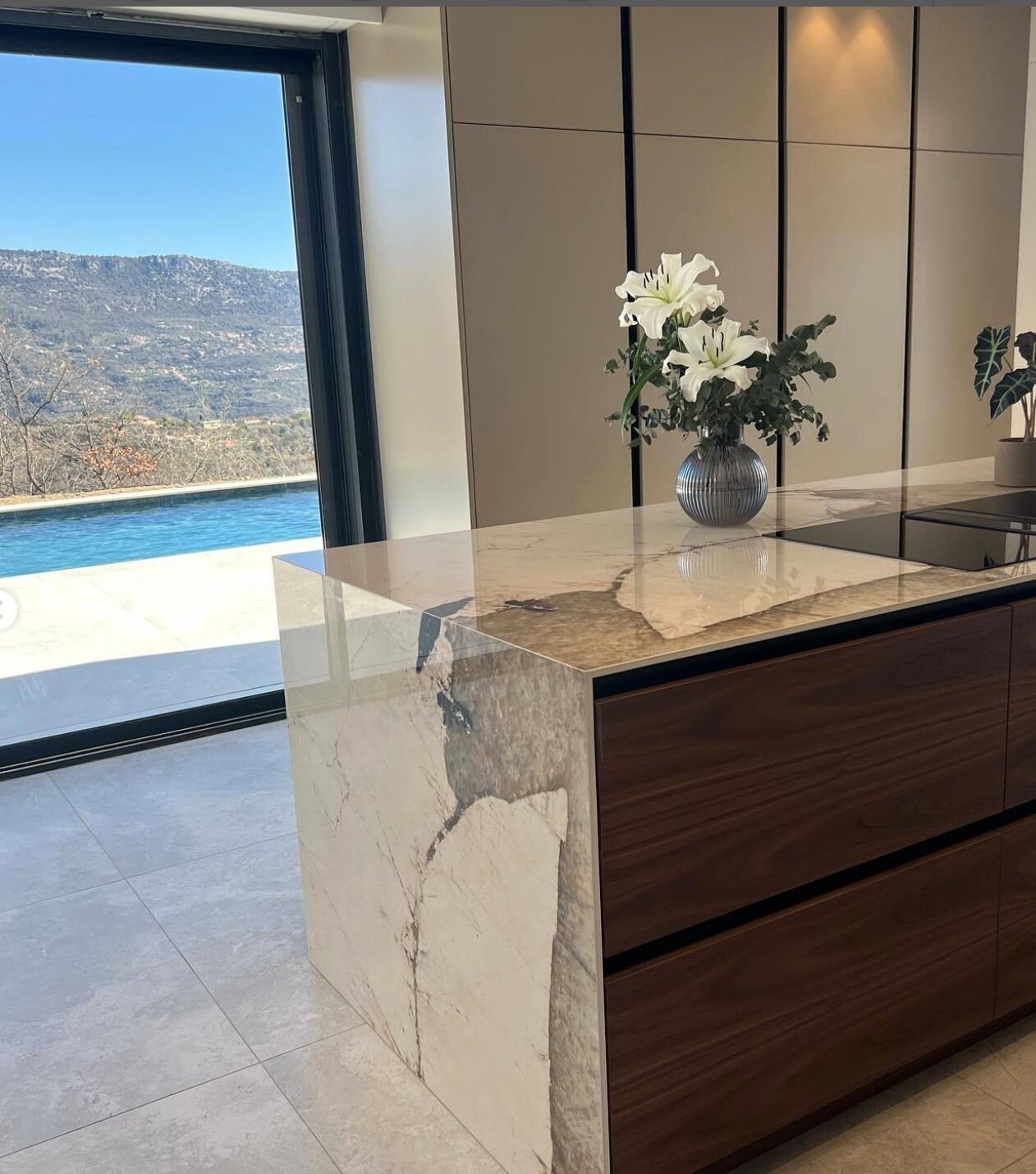 cuisine ouverte ilot central marbre blanc tiroir bois teck