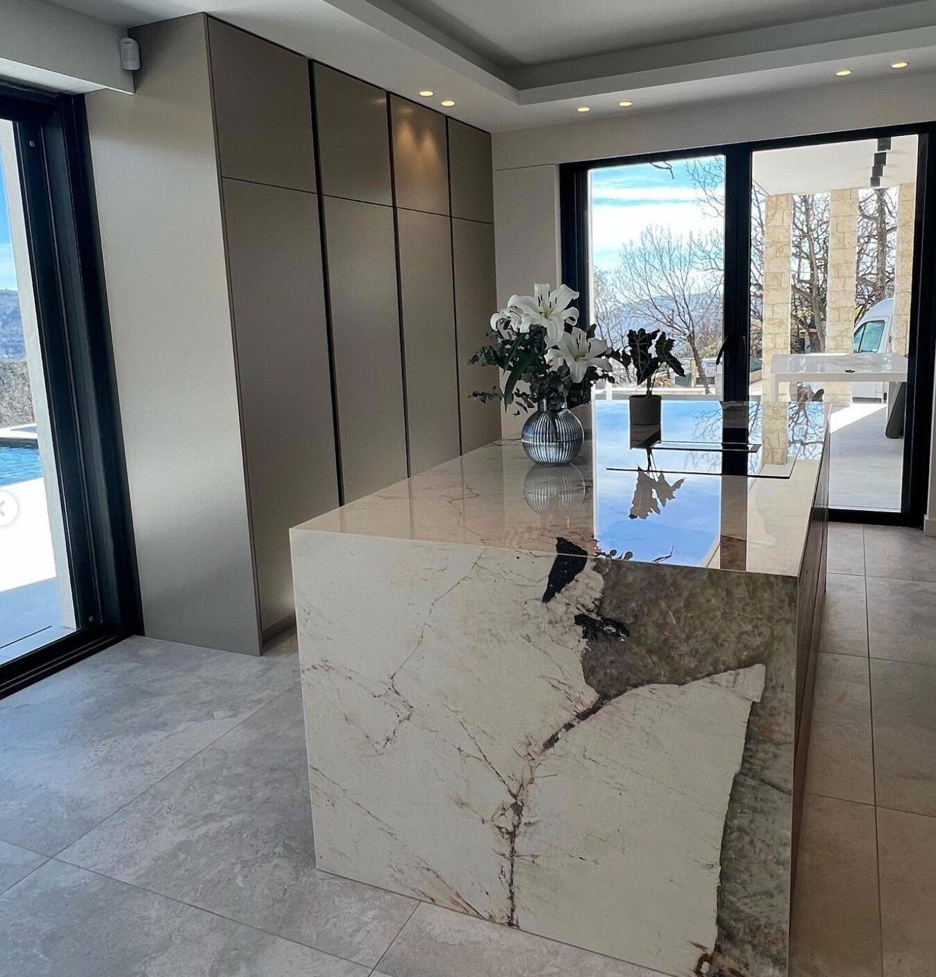 cuisine ouverte ilot centrale marbre blanc spot lumineux blanc