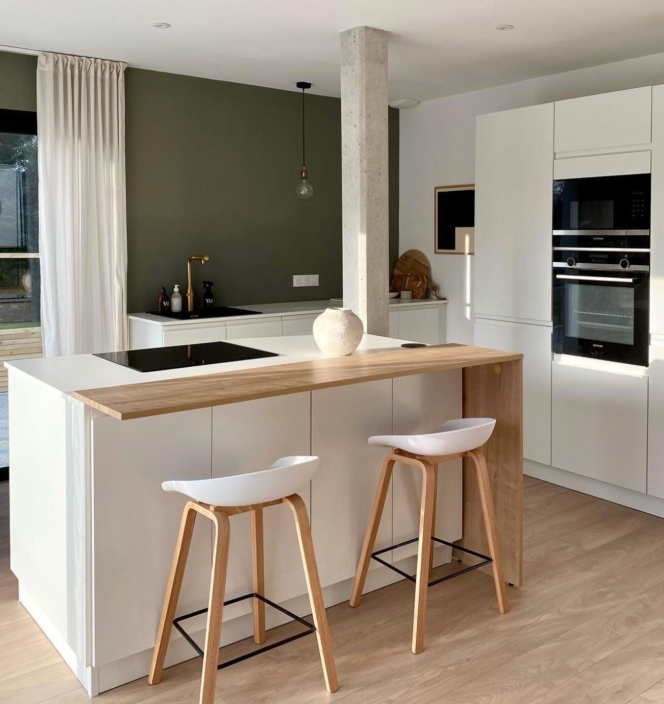 cuisine ouverte mur kaki tendance design moderne chaise haute