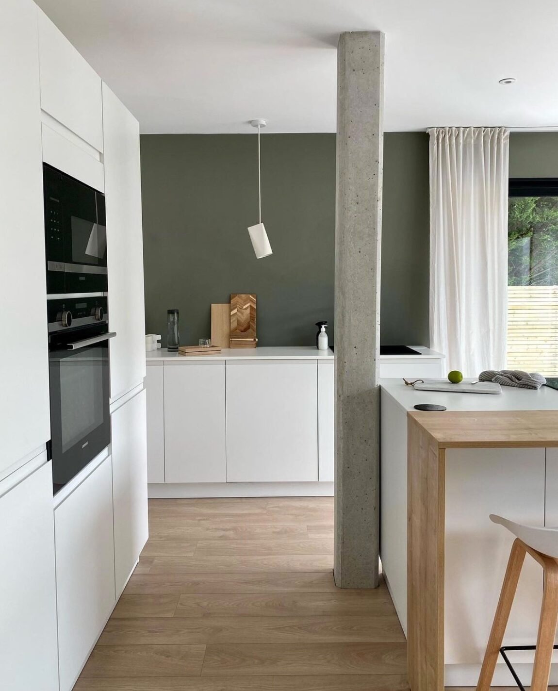 cuisine ouverte mur vert kaki parquet bois poutre beton