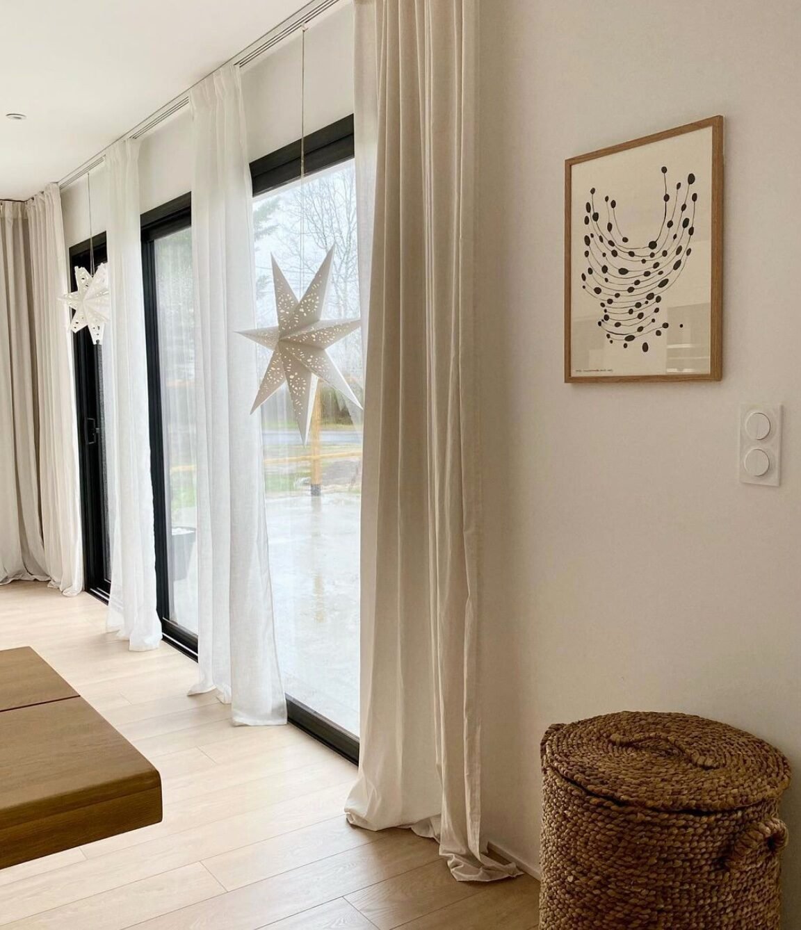 deco interieure rideau fluide long blanc panier rotin suspension etoile blanche