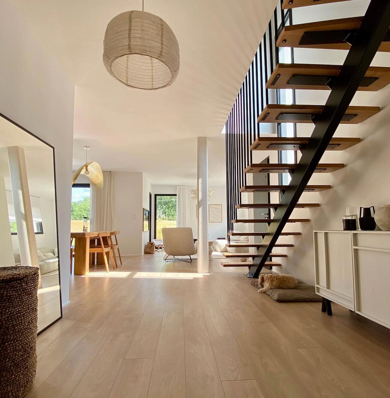 hall d'entree lumineux parquet bois lame suspension ronde papier blanc