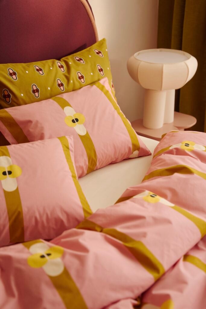 lit velours bordeaux taies jaune moutarde housse rose motif Margaux Keller