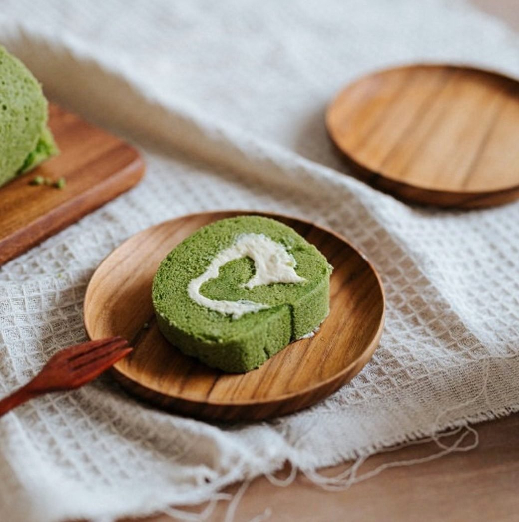 petite assiette ronde bois nappe blanche rustique