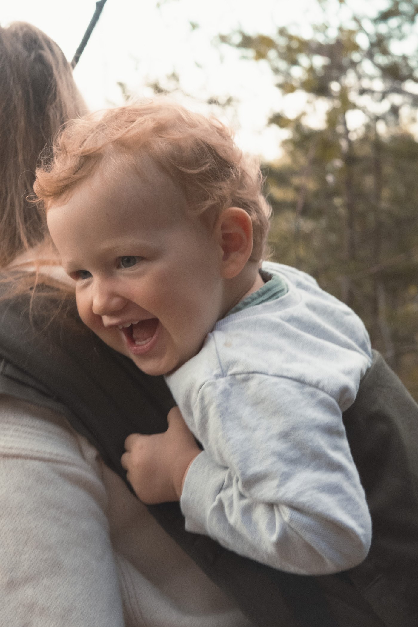 porte-bébé enfant favorise éveil apprentissage conseil