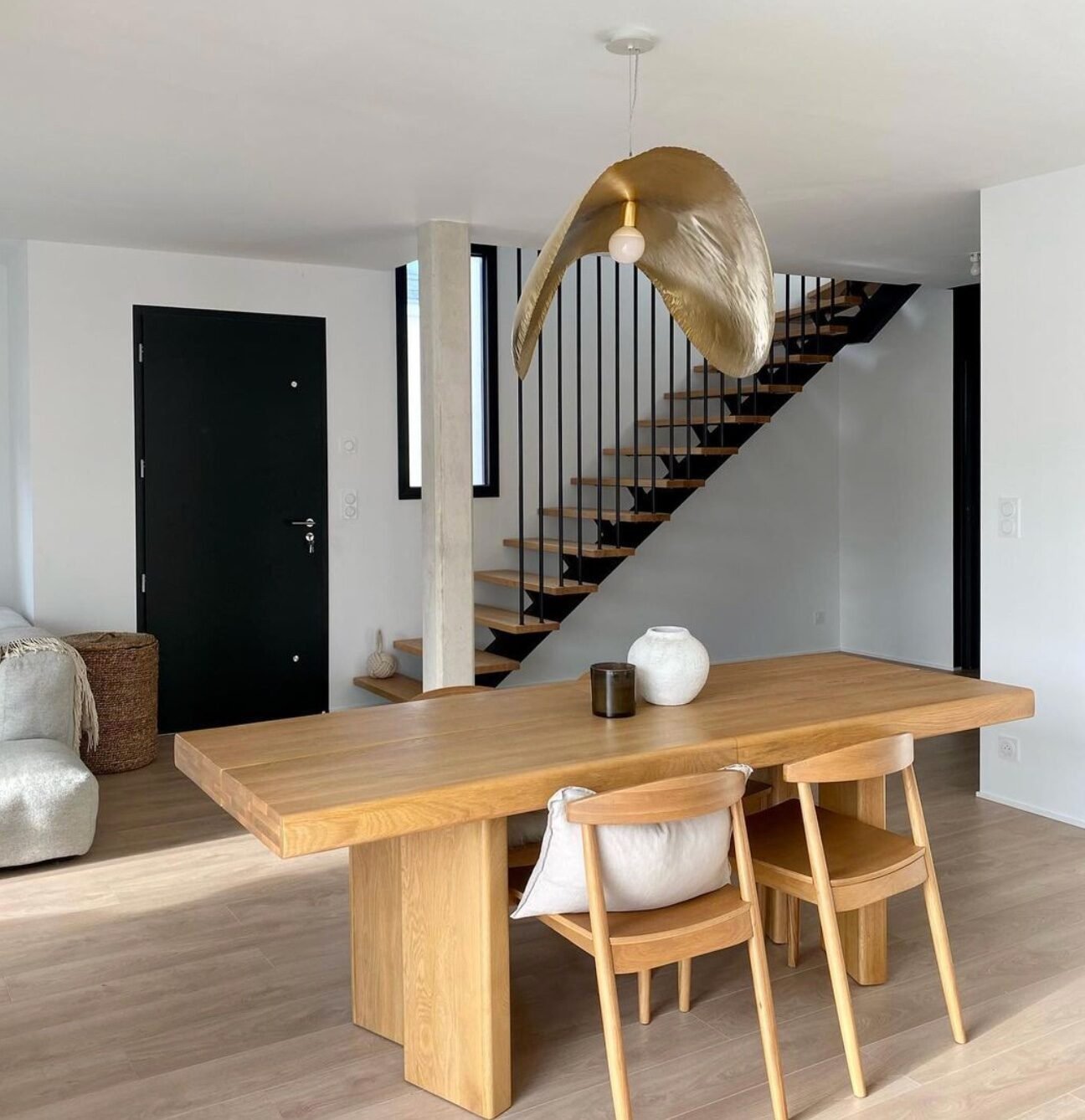 salle a manger table bois suspension laiton doree parquet bois