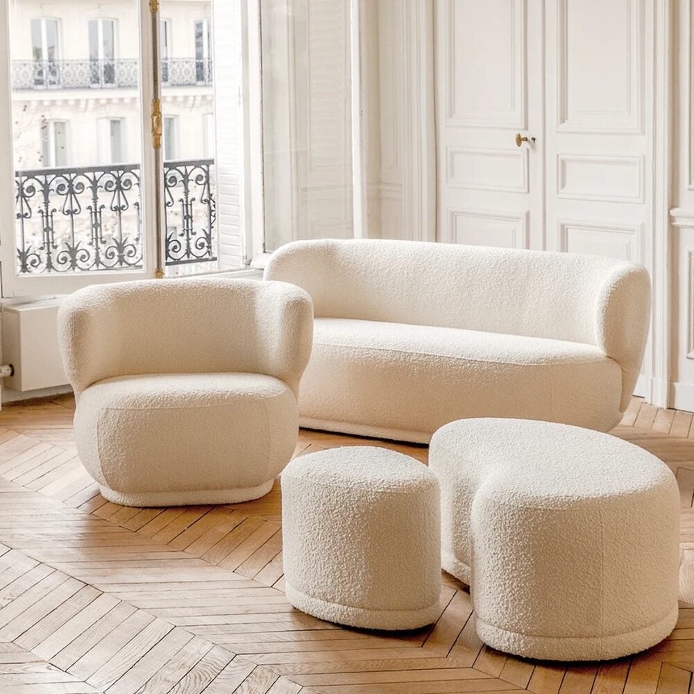 salon appartement parisien parquet chevron bois murs moulure blanc