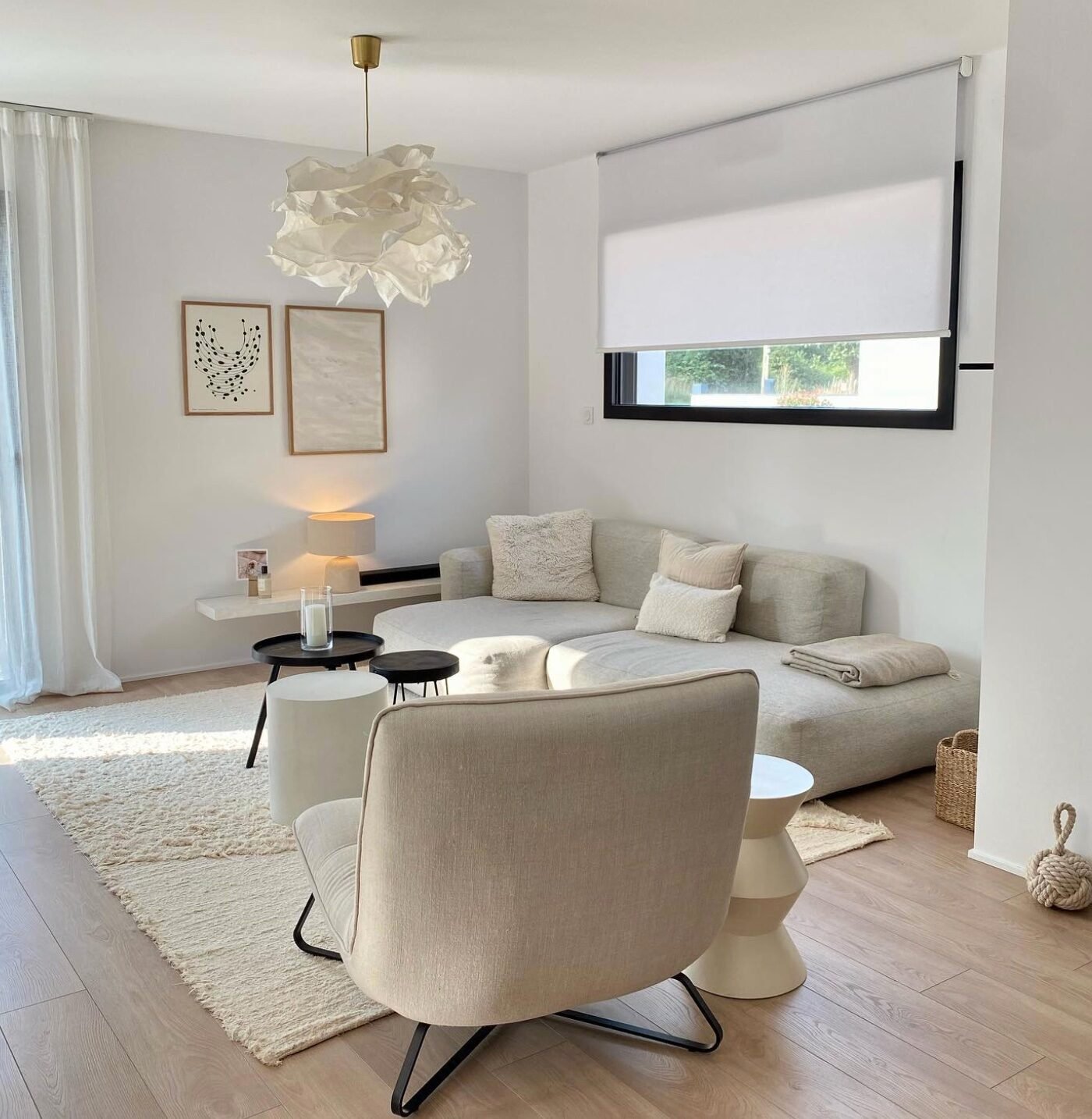 salon beige lumineux parquet bois fauteuil design scandinave