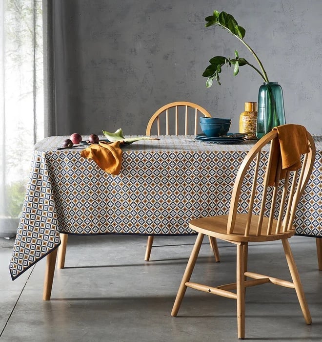 salon table rectangle nappe rouge bleu chaise bois