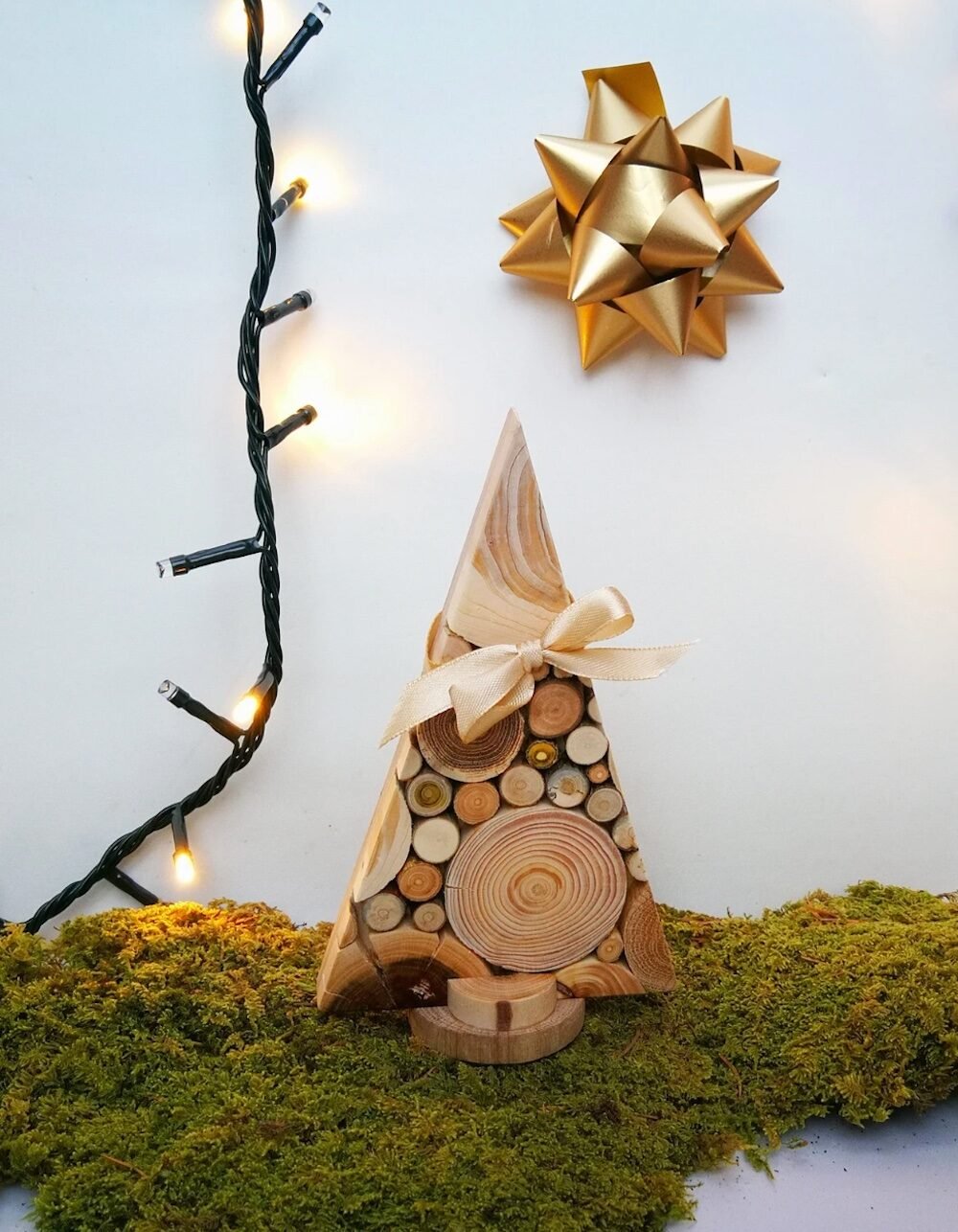 sapin bois rond ruban dore guirlande lumineuse