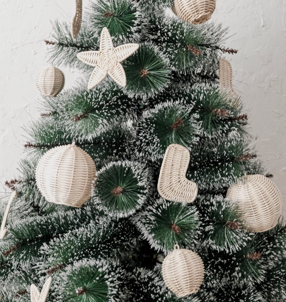 sapin vert deco accessoire boule blanche rotin