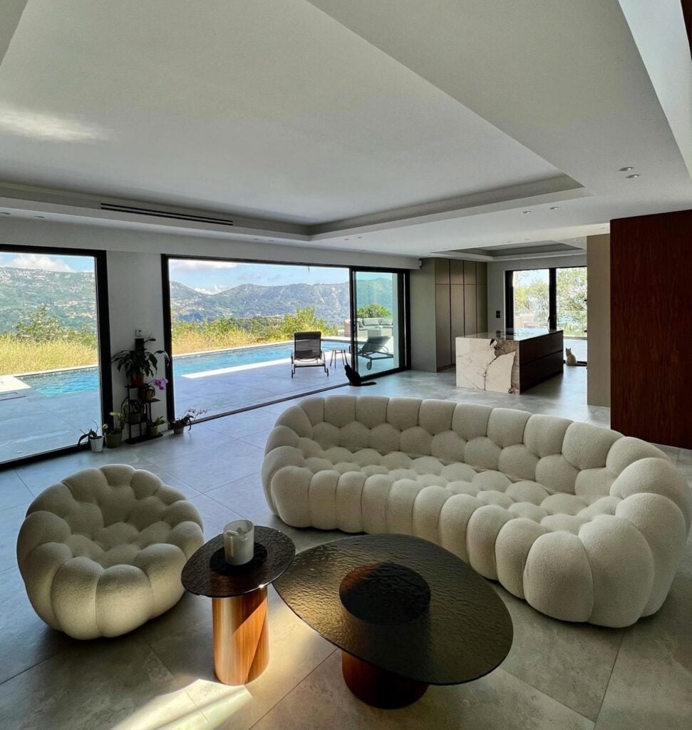 sejour spacieux canape blanc design baie vitree