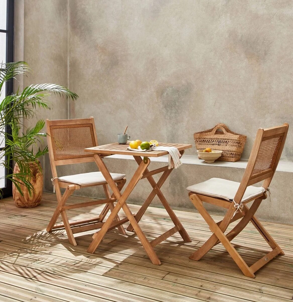 table carre bois salon de jardin plante verte