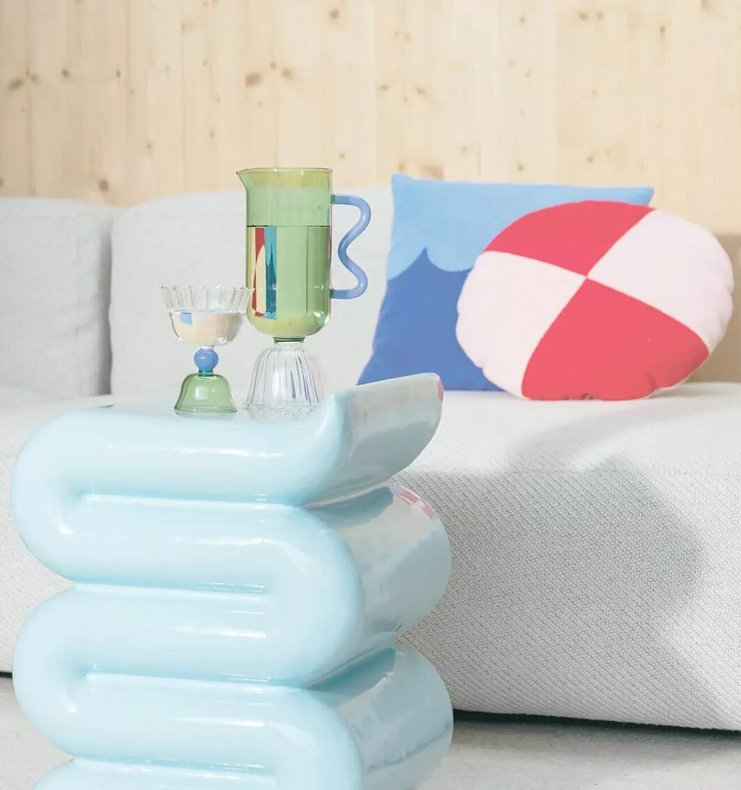 table d'appoint bleu ciel design salon lumineux frais