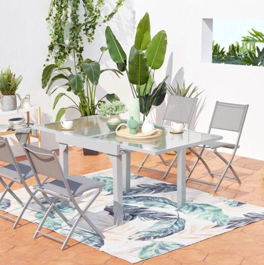 table de jardin grise verre balcon tapis exterieur bleu