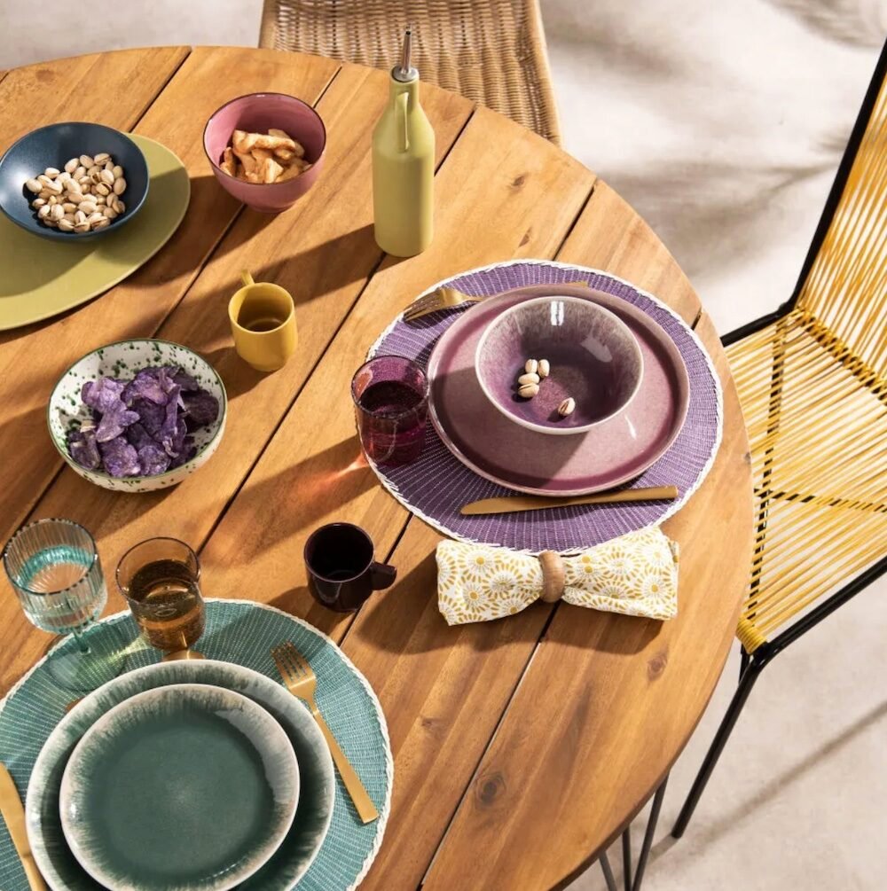 table ronde bois couvert assiette violet bleu canard