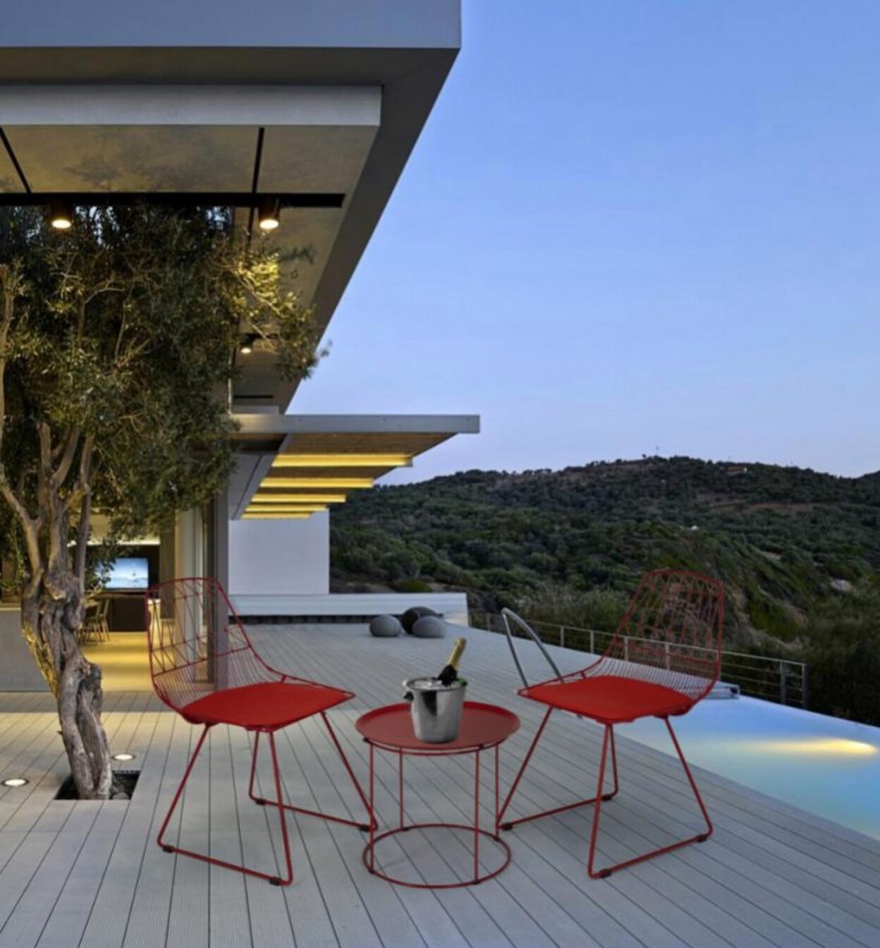 table rouge metal balcon piscine exterieure deco moderne