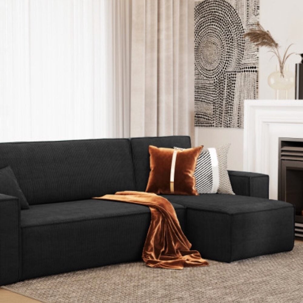 canape angle noir plaid rouge cuivre salon moderne cheminee