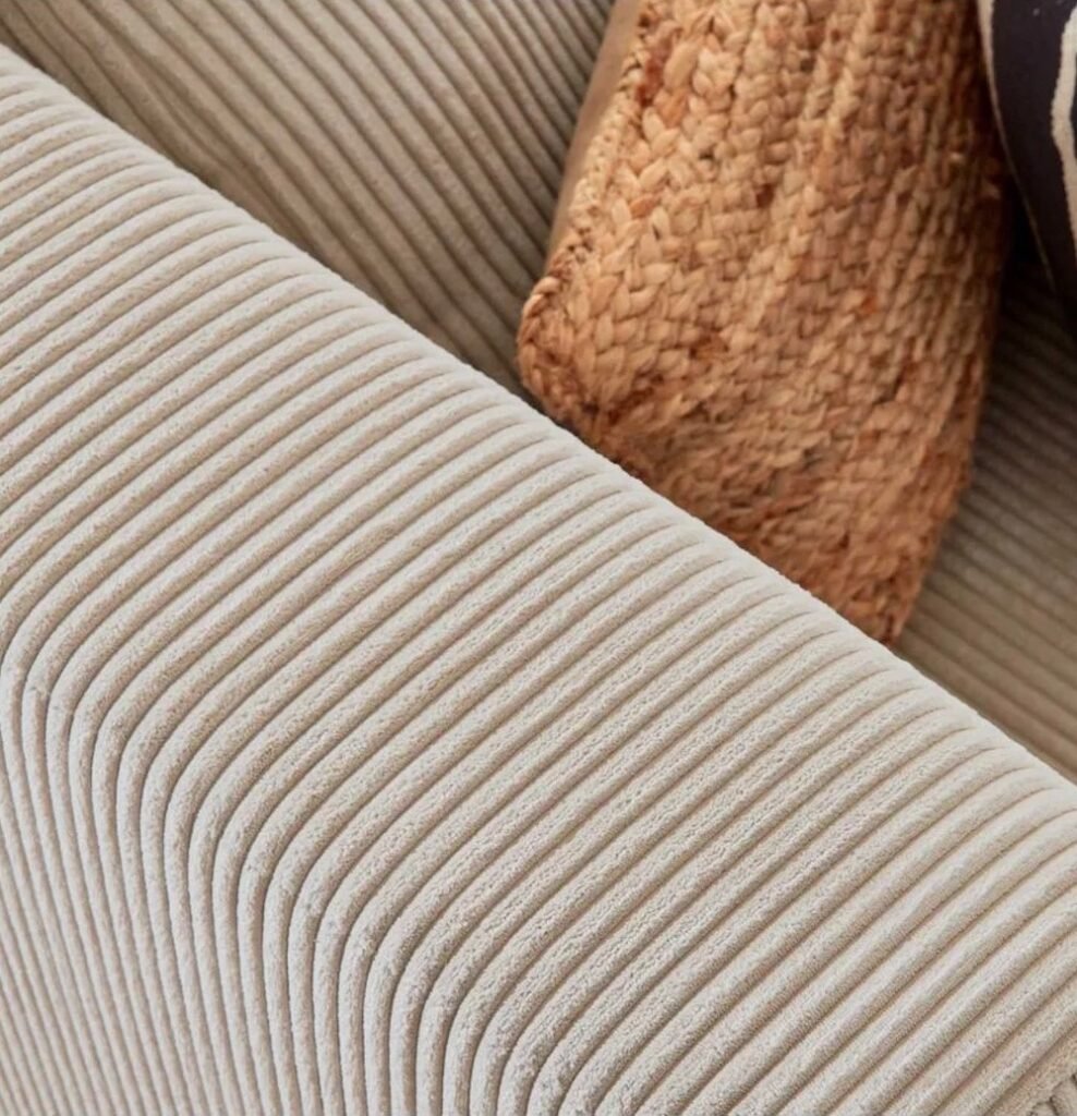 canape beige velours cotele coussin marron laine tressee deco rustique cosy