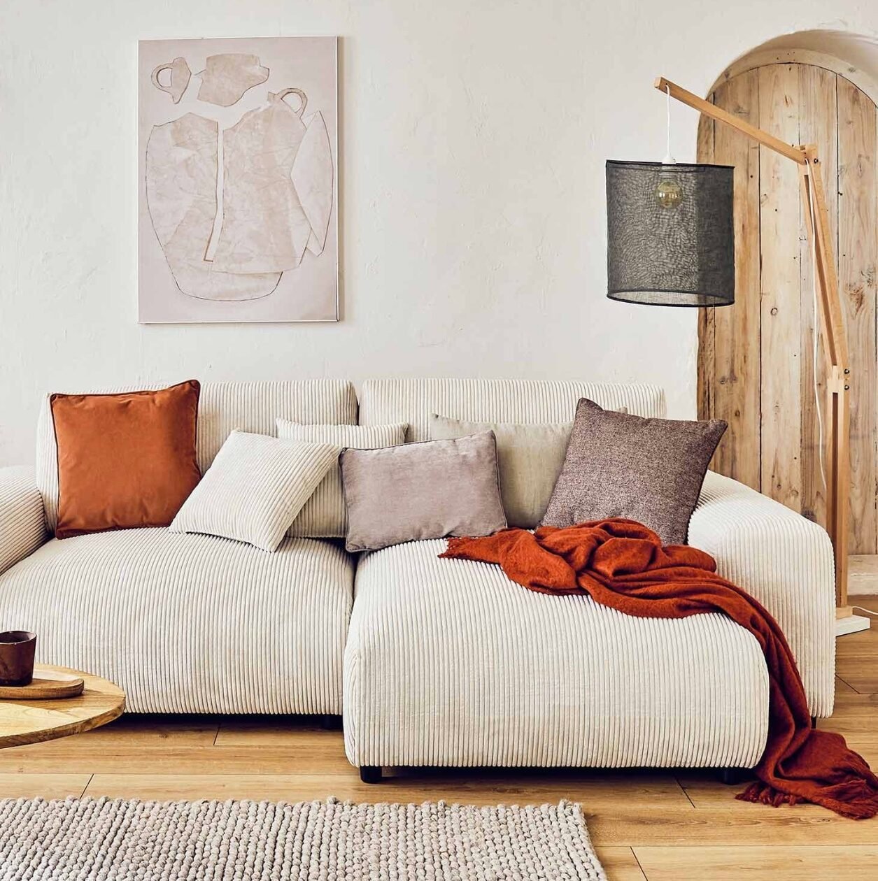 canape beige velours plaid rouge coussin orange deco chaleureuse rustique