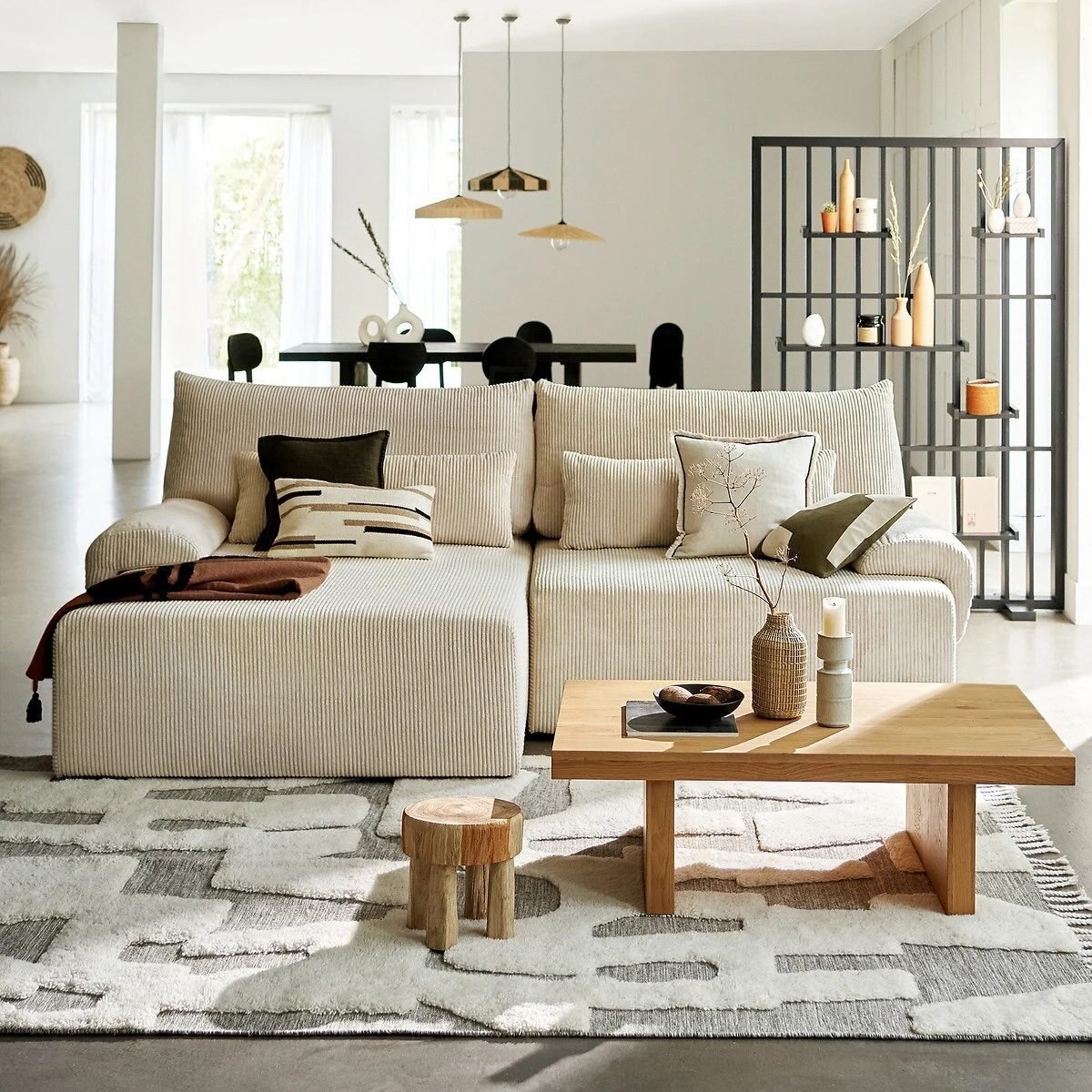 deco chaleureuse rustique canape tapis relief gris blanc velours moderne