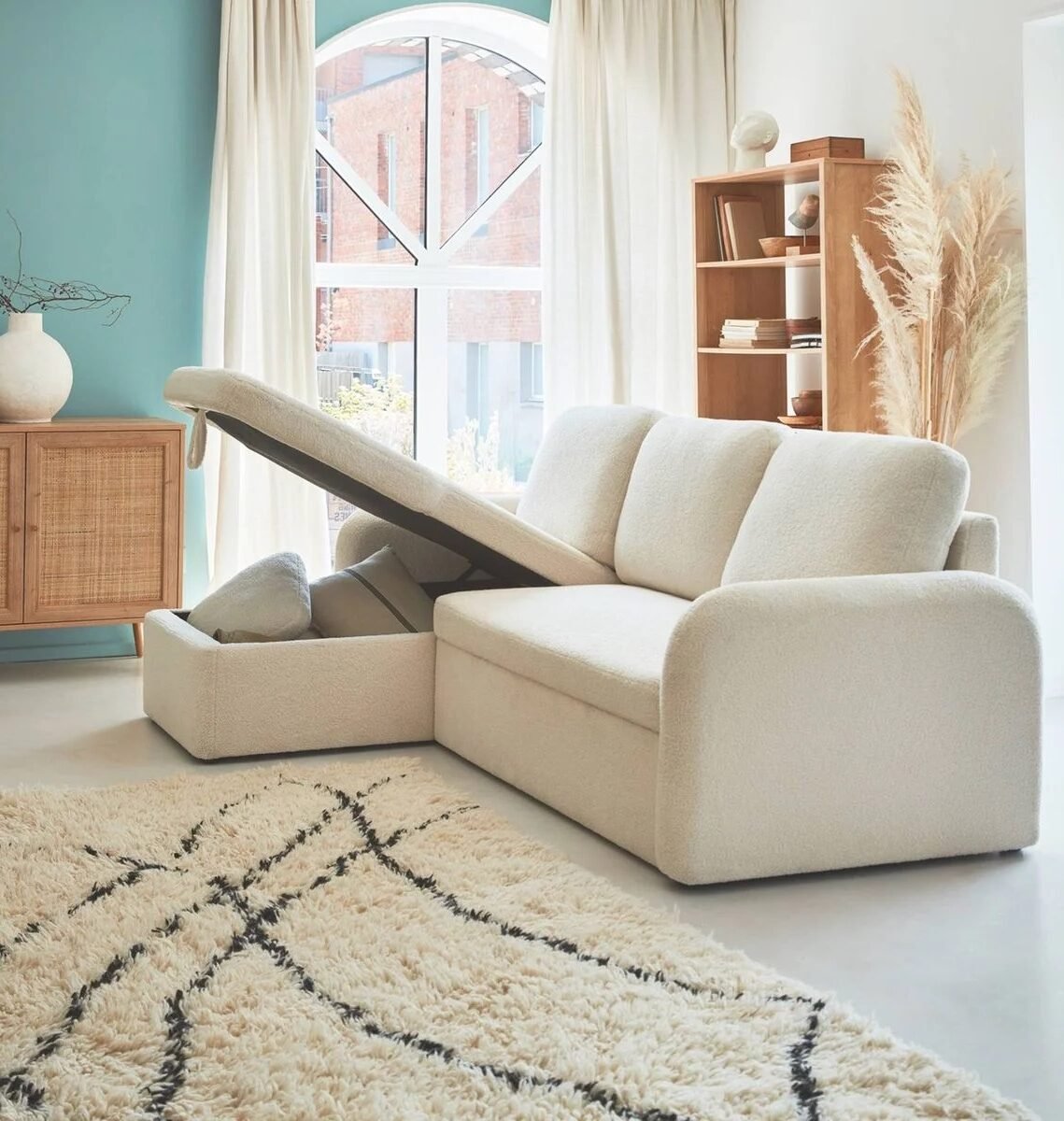 salon deco scandinave mur bleu tapis berbere blanc noir