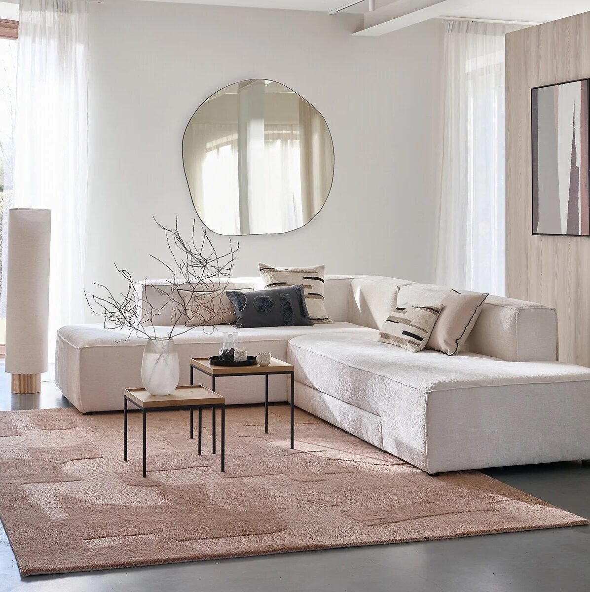 salon epuree cosy canape angle blanc miroir design tapis rectangle relief terracotta