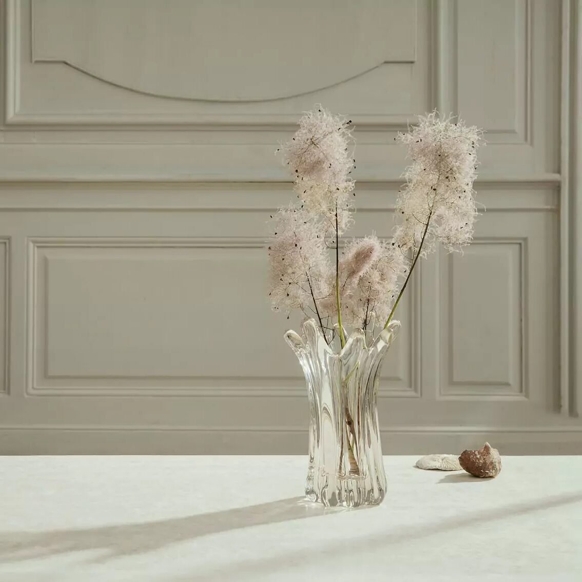 vase cristal deco elegante transparente mur moulure taupe