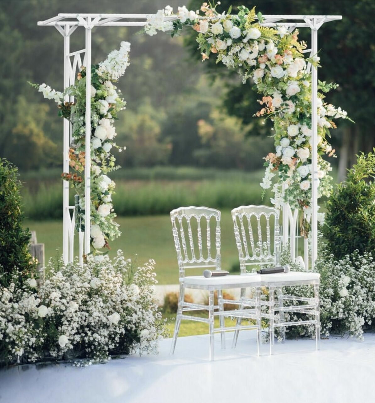 arc fleuri bois blanc deco mariage nature jardin elegant