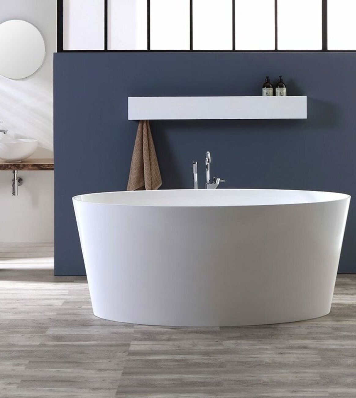 baignoire ovale blanche mur bleu marine