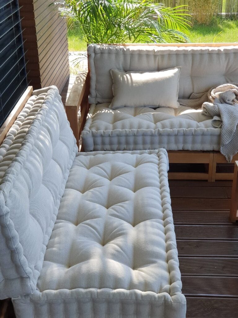 banquette bois canape salon jardin coussin blanc