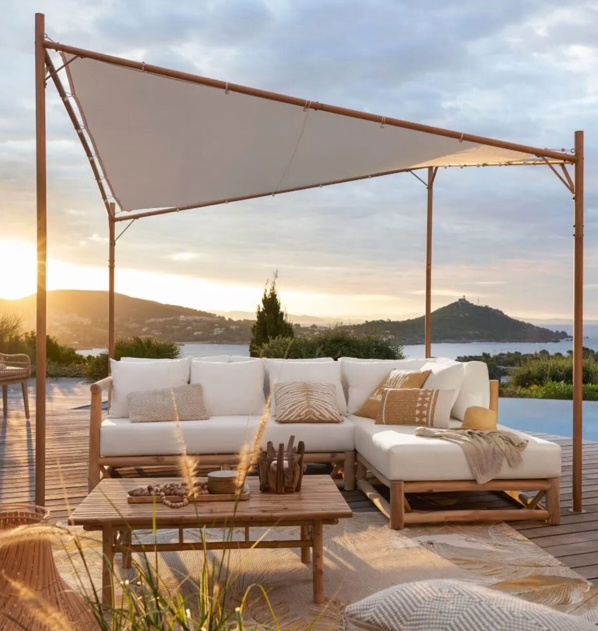 canape salon jardin bois coussin blanc terrasse