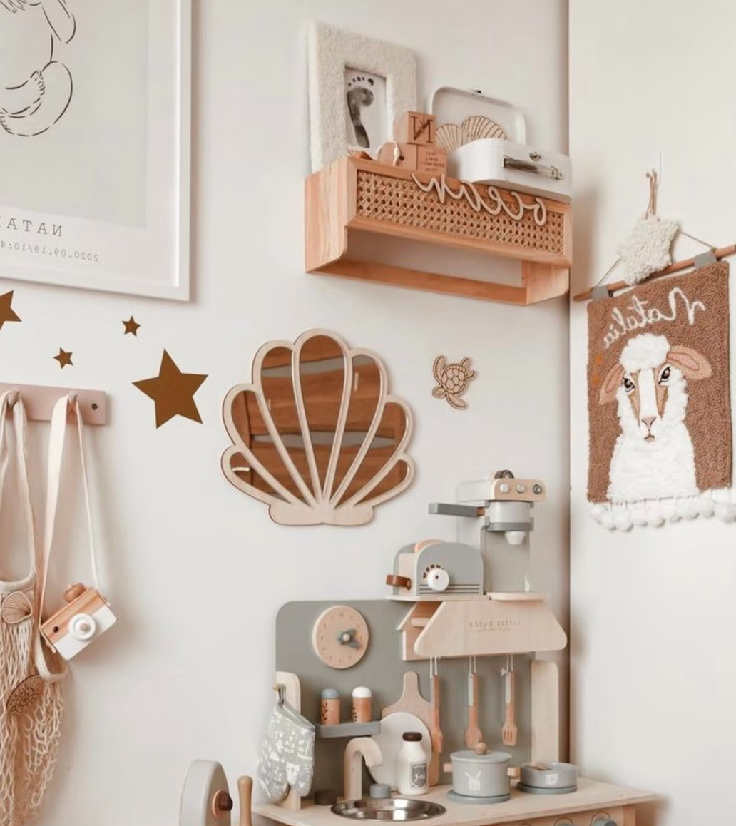 chambre enfant deco epuree champetre rose poudre miroir coquillage