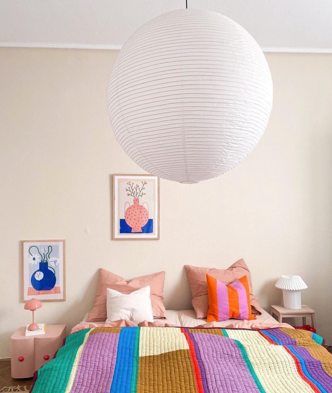 chambre hej_colourful.home lit double drap colore rose suspension blanche