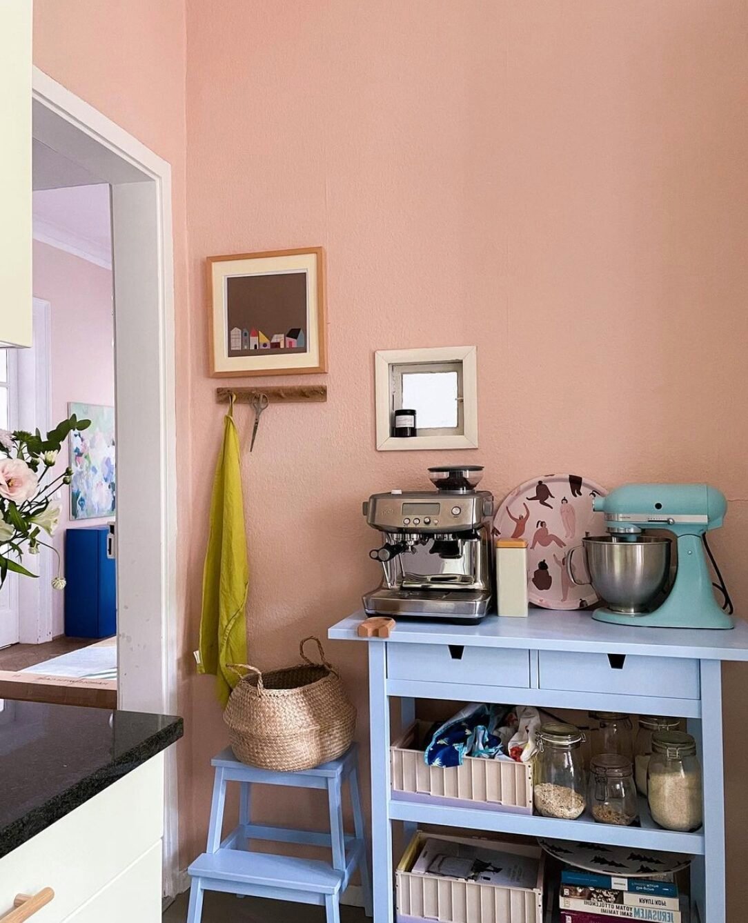 cuisine mur rose pastel meuble vintage bleu ciel