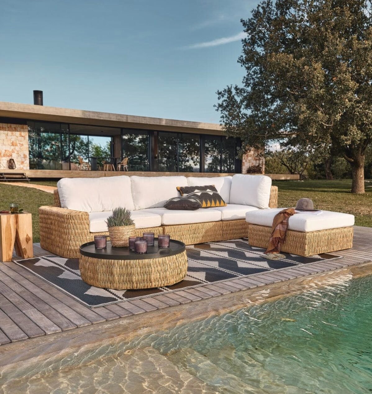 jardin salon terrasse piscine canape bois rotin blanc