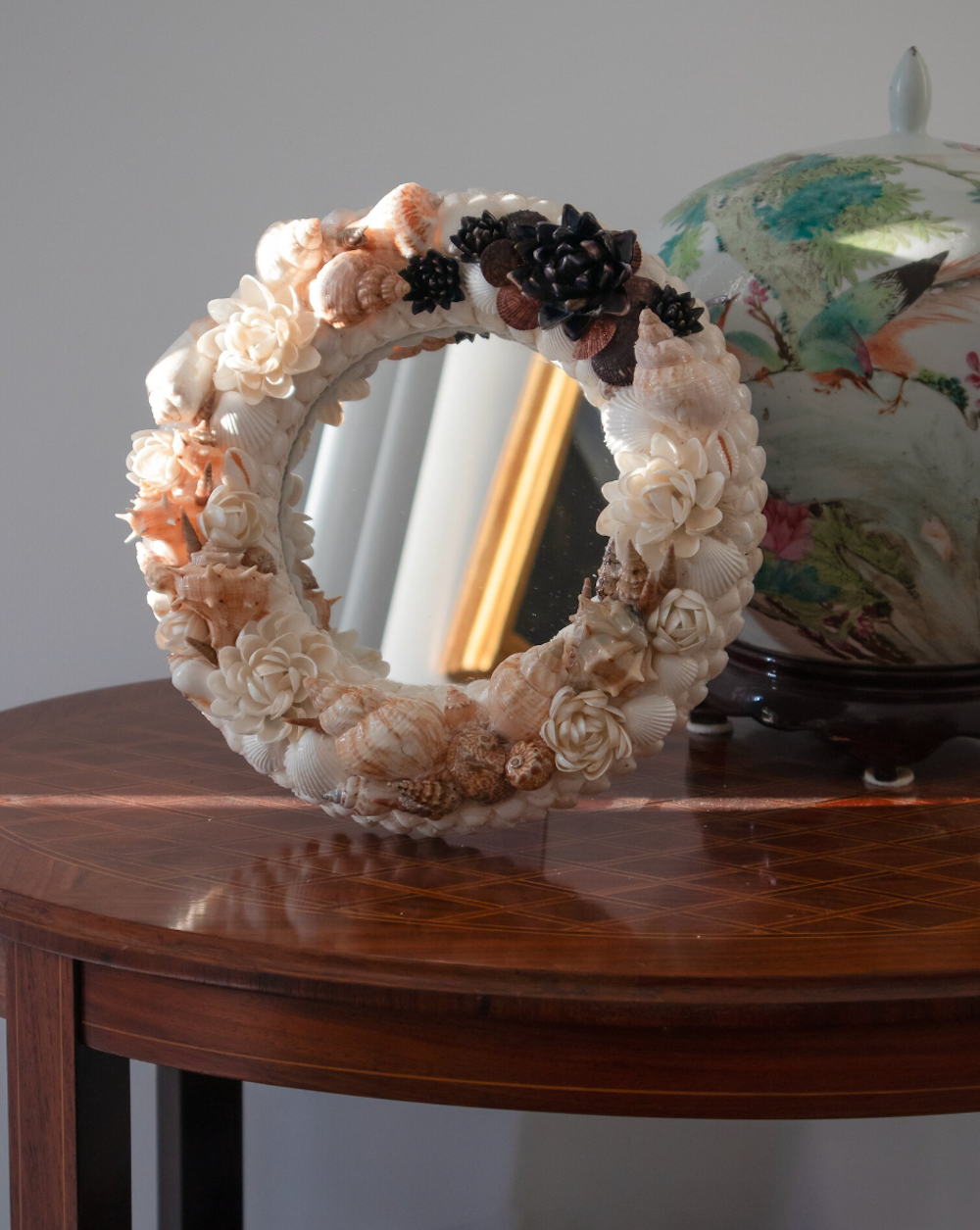 miroir rond coquillage table bois ronde