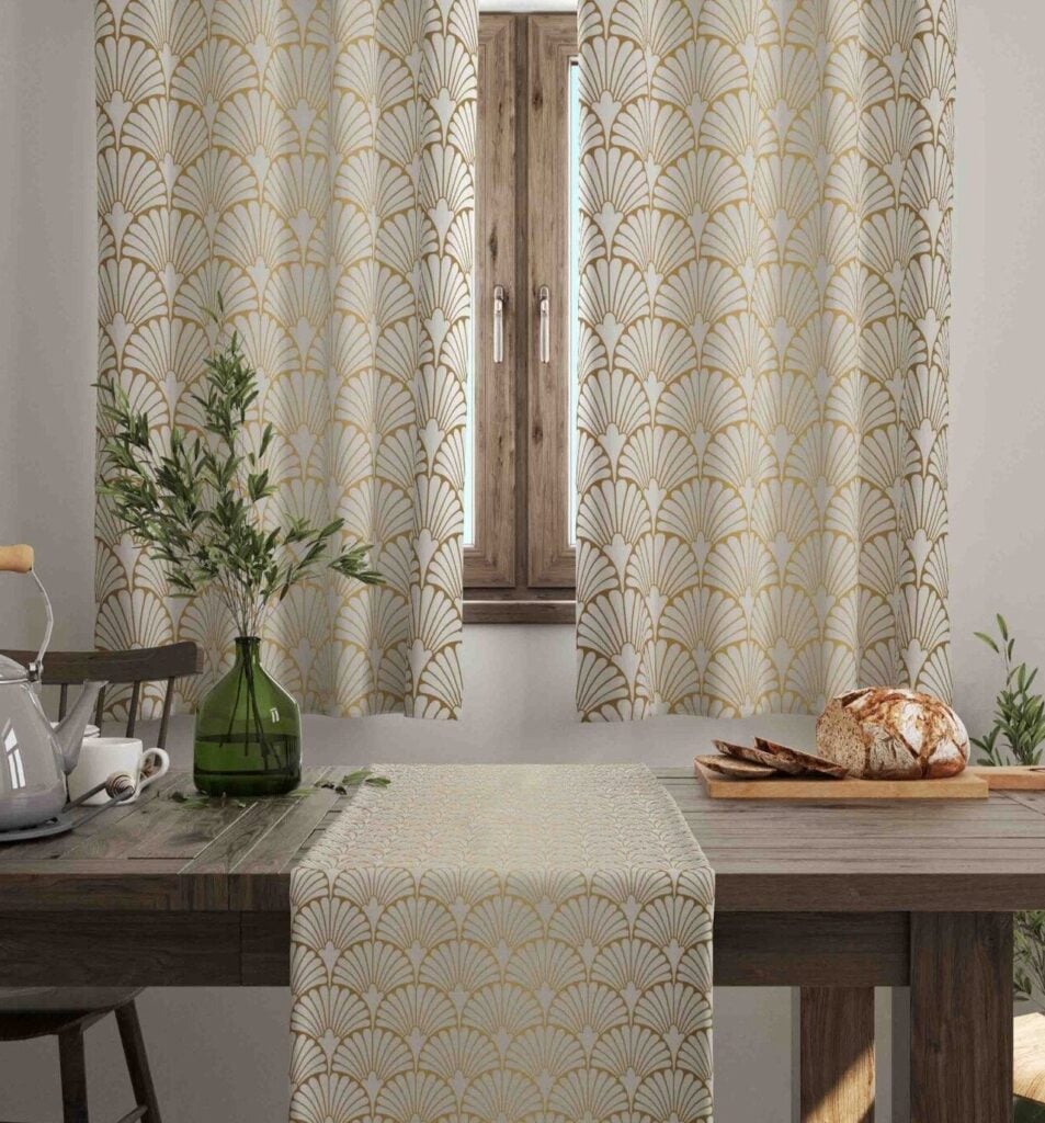 salle a manger table bois rideau blanc motif coquillage doree